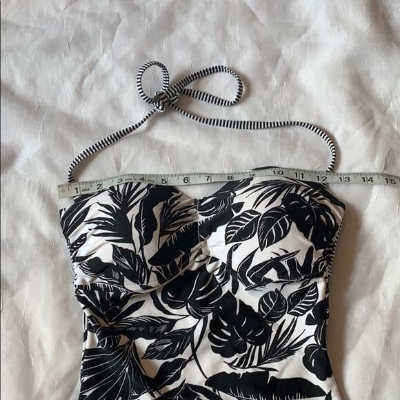 Old Navy black and white floral one piece swimsuit, xs - Picture 3 of 9